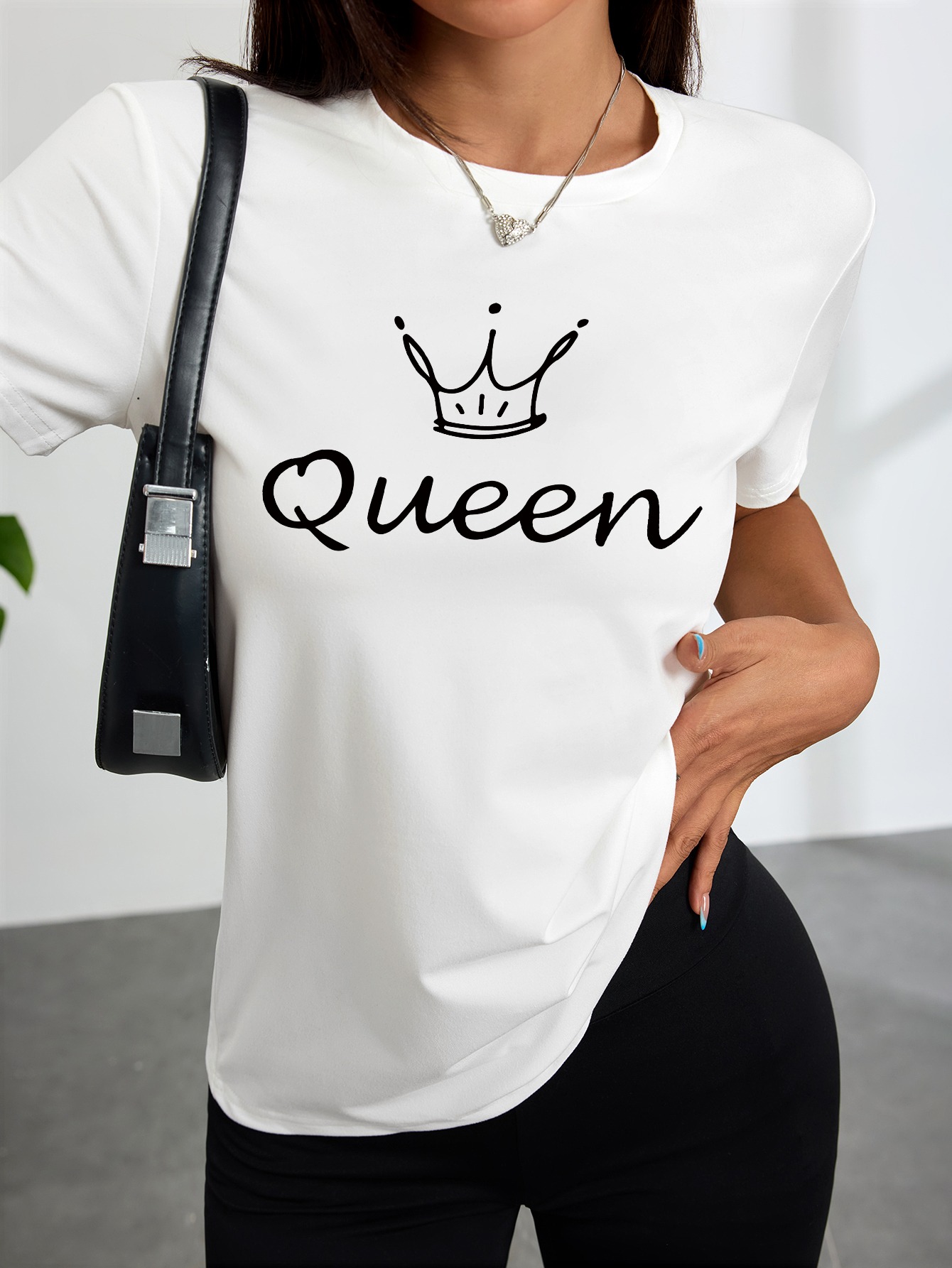 Queen Street Fashion - Kadın Beyaz Tişörtü Taç Kraliçe Baskılı